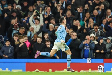 Manchester City 'den Phil Foden, Premier League maçında Manchester City - Aston Villa maçında 3 Nisan 202' de Etihad Stadyumu 'nda 4-1' lik galibiyetini kutluyor.