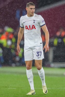 Tottenham Hotspur 'dan Micky van de Ven Premier League maçı sırasında West Ham United Tottenham Hotspur' a karşı Londra Stadyumu, Londra, İngiltere, 2 Nisan 202