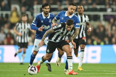 Newcastle United takımından Bruno Guimares, Premier League karşılaşmasında Everton 'dan Dwight McNeil ile St. James' s Park, Newcastle, 2 Nisan 2024 'te oynanan karşılaşmada faul yaptı.