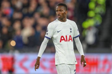 Tottenham Hotspur 'dan Pape Matar Sarr Premier Lig karşılaşmasında West Ham United Tottenham Hotspur' a karşı Londra Stadyumu, Londra, İngiltere, 2 Nisan 202