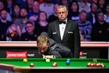 Ali Carter, 3 Nisan 2024 'te Manchester Central, Manchester' da düzenlenen Johnstone Boya Turu Şampiyonası 'nda şut atıyor.