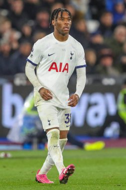 Tottenham Hotspur 'dan Destiny Udogie Premier League maçı sırasında West Ham United Tottenham Hotspur' a karşı Londra Stadyumu, Londra, 2 Nisan 202