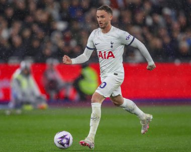Tottenham Hotspur takımından James Maddison, Premier League maçında topu Londra 'daki Tottenham Hotspur' a karşı 2 Nisan 202 'de fırlattı.