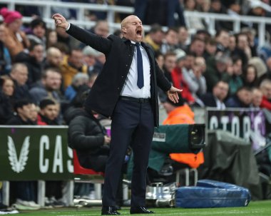 Everton teknik direktörü Sean Dyche, Premier League maçında Newcastle United 'ın Everton' a karşı St. James 's Park, Newcastle, 2 Nisan 202' de oynadığı maçta teknik alanda tepki gösterdi.