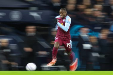 Aston Villa takımından Moussa Diaby, Premier Lig maçında Manchester City ile Aston Villa arasında 3 Nisan 202 'de Etihad Stadyumu' nda bir ara verdi.