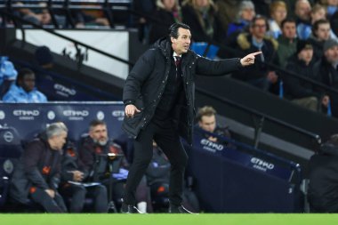 Aston Villa 'nın Unai Emery Menajeri, Premier Lig maçında takım talimatlarını veriyor. Manchester City, Etihad Stadyumu' nda Aston Villa 'ya karşı, 3 Nisan 202