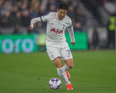 Tottenham Hotspur 'dan Son Heung-Min Premier Lig maçında topu Londra' daki Tottenham Hotspur 'a karşı 2 Nisan 202' de attı.