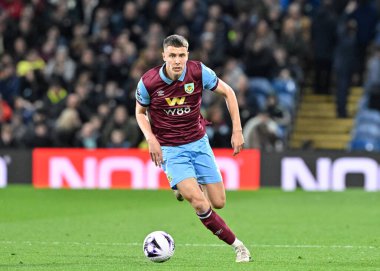Burnley 'den Maxime Estve, Premier Lig maçı sırasında Burnley' e karşı Wolverhampton Wanderers, Turf Moor, Burnley, Birleşik Krallık 'ta 2 Nisan 2024