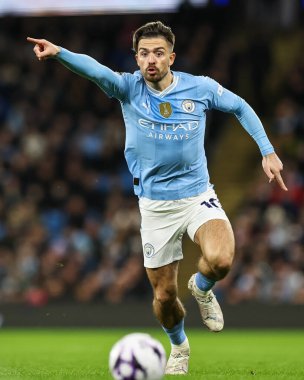 Manchester City 'den Jack Grealish, Premier League maçında takım talimatlarını veriyor Manchester City, Manchester Stadyumu' nda Aston Villa 'ya karşı, 3 Nisan 202