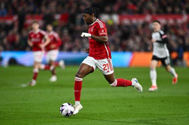 Nottingham Ormanı 'ndan Anthony Elanga Premier Lig maçında Nottingham Forest' a karşı Fulham City Ground, Nottingham, İngiltere 'de 2 Nisan 202' de topa vurdu.