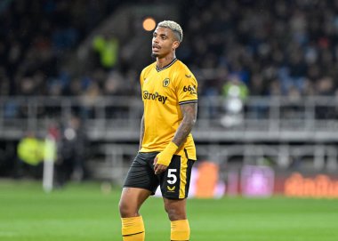 Wolverhampton Wanderers 'dan Mario Lemina, Premier League maçı sırasında Burnley, Burnley, İngiltere' de Wolverhampton Wanderers 'a karşı 2 Nisan 202