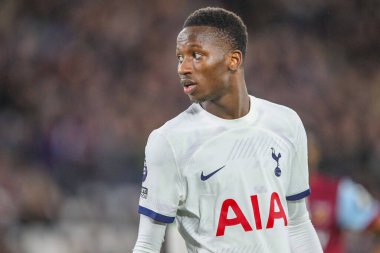 Tottenham Hotspur 'dan Pape Matar Sarr Premier Lig karşılaşmasında West Ham United Tottenham Hotspur' a karşı Londra Stadyumu, Londra, İngiltere, 2 Nisan 202