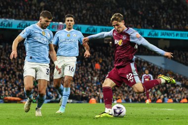 Aston Villa takımından Nicol Zaniolo, Manchester City ile Aston Villa maçında 3 Nisan 2024 'te Etihad Stadyumu' nda kalede şut çekti.