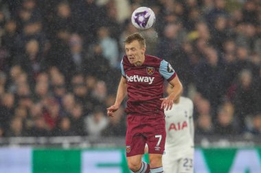 West Ham United takımından James Ward-Prowse, Premier League maçında yüksek topu kazanmak için Londra 'daki Tottenham Hotspur' a karşı 2 Nisan 202 'de Londra Stadyumu' nda yükseldi.