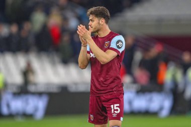 West Ham United takımından Konstantinos Mavropanos, Premier League maçından sonra Londra 'daki Tottenham Hotspur maçında ev sahiplerini alkışlıyor.