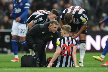 Newcastle United takımlarından Lewis Hall, Premier League maçı Newcastle United ile Everton maçında 2 Nisan 202 'de St. James' s Park, Newcastle 'da tedavi gördü.