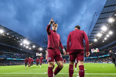 Aston Villa 'dan Matty Cash, Premier Lig karşılaşması öncesinde Manchester City ile Aston Villa arasında oynanan 3 Nisan 202' de Etihad Stadyumu 'nda oynanan maç öncesi ısınma maçında taraftarlara işaret ediyor.