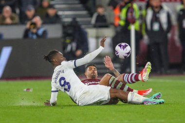 West Ham United 'dan Tottenham Hotspur' dan Yves Bissouma ve Emerson Palmieri, Premier League maçında bir araya geldiler. West Ham United Tottenham Hotspur 'a karşı Londra Stadyumu, İngiltere, 2 Nisan 202