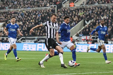 Newcastle United 'dan Dan Burn Premier League maçı sırasında ofsayt olarak hükmedildi. Newcastle United, Everton' a karşı St. James 's Park, Newcastle, 2 Nisan 202