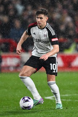 Fulham 'dan Tom Cairney Premier Lig maçında Nottingham Forest' a karşı Fulham City Ground, Nottingham, İngiltere 'de 2 Nisan 202' de topa vuruyor.