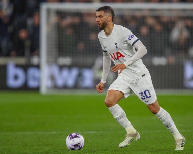 Tottenham Hotspur takımından Rodrigo Bentancur, Premier Lig karşılaşmasında topu Londra 'daki Tottenham Hotspur' a karşı 2 Nisan 202 'de attı.