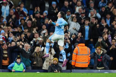 Manchester City 'den Phil Foden, Premier League maçında Manchester City ile Aston Villa maçında 3 Nisan 202' de Etihad Stadyumu 'nda 2-1' lik galibiyetini kutluyor.