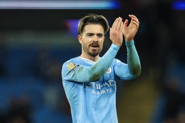 Manchester City 'den Jack Grealish, Premier League maçının sonunda taraftarları Etihad Stadyumu' nda Manchester City ile Aston Villa maçında alkışlıyor.