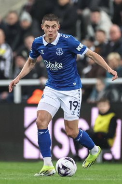 Everton 'dan Vitaliy Mykolenko Premier Lig maçı sırasında topla birlikte Newcastle United Everton' a karşı St. James 's Park, Newcastle, 2 Nisan 202