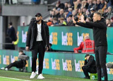 Burnley 'nin Vincent Kompany teknik direktörü, Premier Lig maçı sırasında Burnley, Wolverhampton Wanderers' a karşı Turf Moor, Burnley, Birleşik Krallık 'ta 2 Nisan 202