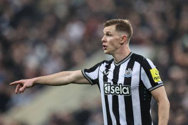 Newcastle United 'dan Emil Krafth, Premier League maçı sırasında takımına talimatlar verir. Newcastle, İngiltere' de 2 Nisan 202 'de St. James' s Park 'ta oynanan Newcastle United maçında.