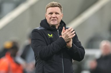 Newcastle United takımının teknik direktörü Eddie Howe, Premier League maçında Newcastle United 'ın Everton' a karşı oynadığı St. James 's Park, Newcastle, 2 Nisan 202' de taraftarları alkışlıyor.