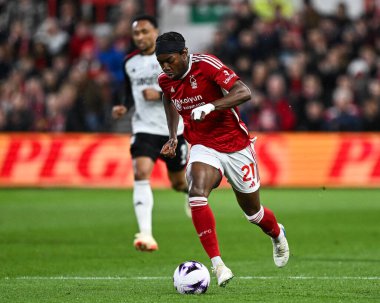 Nottingham Ormanı 'ndan Anthony Elanga Premier Lig maçında Nottingham Forest' a karşı Fulham City Ground, Nottingham, İngiltere 'de 2 Nisan 202' de topa vurdu.