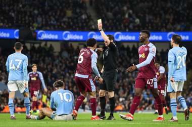 Hakem Darren England, Manchester City - Aston Villa maçında Aston Villa maçında Aston Villa 'dan Douglas Luiz' e sarı kart verdi.