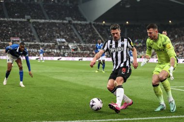 Newcastle United takımından Fabian Schr, Premier League maçı Newcastle United 'ın Everton' a karşı 2 Nisan 2024 'te St. James' s Park, Newcastle 'da oynadığı maçta topu temizliyor.