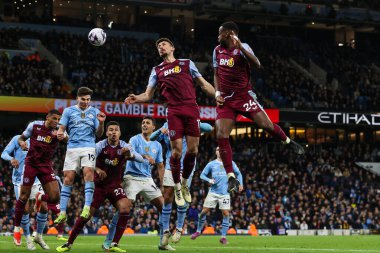 Aston Villa takımından Clment Lenglet, Manchester City - Aston Villa maçında 3 Nisan 2024 'te Etihad Stadyumu' nda kaleye doğru ilerliyor.
