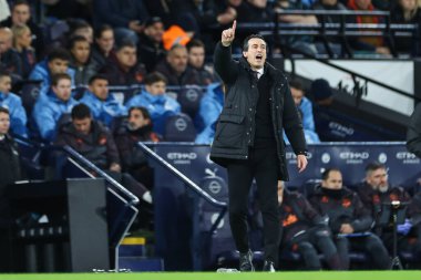 Aston Villa 'nın Unai Emery Menajeri, Premier Lig maçında takım talimatlarını veriyor. Manchester City, Etihad Stadyumu' nda Aston Villa 'ya karşı, 3 Nisan 202