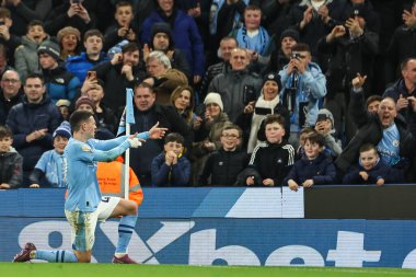 Manchester City 'den Phil Foden, Premier League maçında Manchester City - Aston Villa maçında 3 Nisan 202' de Etihad Stadyumu 'nda 4-1' lik galibiyetini kutluyor.