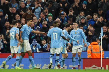 Manchester City 'den Phil Foden, Premier League maçında Manchester City - Aston Villa maçında 3 Nisan 202' de Etihad Stadyumu 'nda 4-1' lik galibiyetini kutluyor.