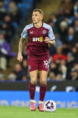 Aston Villa takımından Lucas Digne Premier Lig maçında Manchester City, Etihad Stadyumu 'nda Aston Villa' ya karşı 3 Nisan 202 'de topa vuruyor.