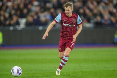 West Ham United takımından James Ward-Prowse Premier League maçında topu kovaladı West Ham United Tottenham Hotspur 'a karşı Londra Stadyumu, İngiltere, 2 Nisan 202