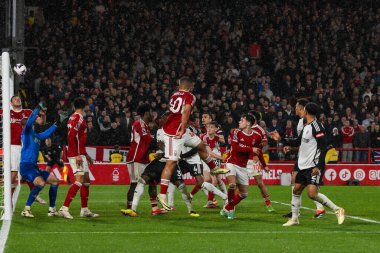 Fulham 'dan Kenny Tete, Premier League maçında Nottingham Forest Fulham' a karşı City Ground, Nottingham, İngiltere 'de 2 Nisan 202' de çapraz çizgiye karşı topu sürüyor.