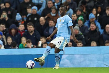 Manchester City 'den Jrmy Doku Premier League maçında pas veriyor Manchester City, Manchester Stadyumu' nda Aston Villa 'ya karşı, 3 Nisan 2024