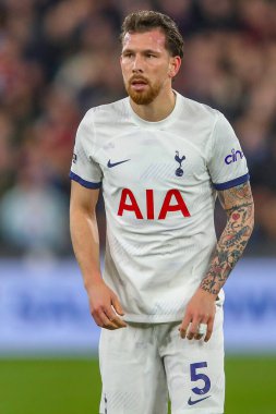 Tottenham Hotspur 'dan Pierre-Emile Hjbjerg Premier League maçı sırasında West Ham United Tottenham Hotspur' a karşı Londra Stadyumu, Londra, İngiltere, 2 Nisan 2024