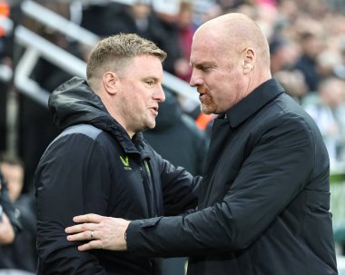 Newcastle United 'ın Eddie Howe teknik direktörü, Premier Lig karşılaşmasında Everton' ın Sean Dyche teknik direktörü Newcastle United 'a karşı St. James' s Park, Newcastle, İngiltere, 2 Nisan 202