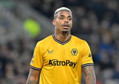 Wolverhampton Wanderers 'dan Mario Lemina, Premier League maçı sırasında Burnley, Burnley, İngiltere' de Wolverhampton Wanderers 'a karşı 2 Nisan 202