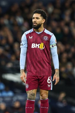 Aston Villa takımından Douglas Luiz Premier Lig maçında Manchester City, Manchester Stadyumu 'nda Aston Villa' ya karşı, 3 Nisan 202