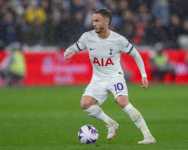 Tottenham Hotspur takımından James Maddison, Premier League maçında topu Londra 'daki Tottenham Hotspur' a karşı 2 Nisan 202 'de fırlattı.