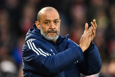 Nottingham Ormanı 'nın Nuno Esprito Santo Müdürü Premier Lig maçında Nottingham Forest, Fulham' a karşı City Ground, Nottingham, İngiltere 'de 2 Nisan 2024' de oynanan karşılaşmada taraftarları alkışlıyor.