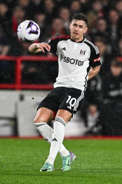 Fulham 'dan Tom Cairney Premier Lig maçı sırasında Nottingham Forest Fulham' a karşı City Ground, Nottingham, İngiltere 'de 2 Nisan 202' de pas attı.
