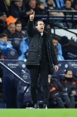 Aston Villa 'nın Unai Emery Menajeri, Premier Lig maçında takım talimatlarını veriyor. Manchester City, Etihad Stadyumu' nda Aston Villa 'ya karşı, 3 Nisan 202